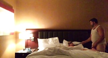 sex hoạt hình không che Stepmom an ủi stepson trên giường phim sex sex với âm hộ của cô.